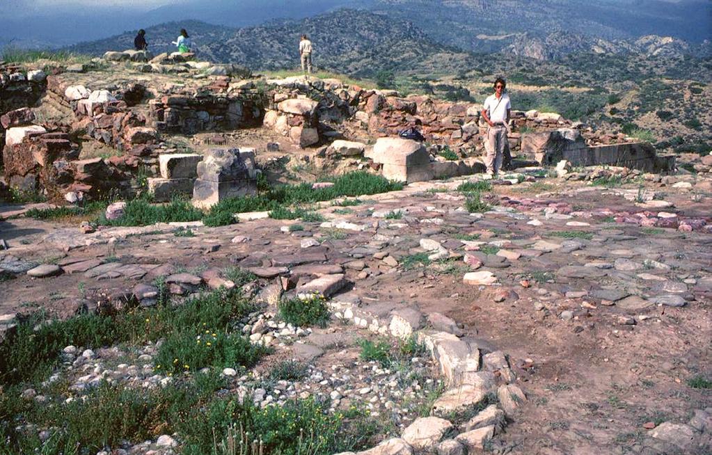 Μ ΙΝΩΙ ΚΗ ΑΡΧΑΙ ΟΛΟ Γ Ι Α 02 Πόρος Ηρακλείου, οικόπεδο Ψυχογιουδάκη: κωδωνόσχημα ειδώλια από το λαξευτό κτιστό φρέαρ (Δημοπούλου Ρεθεμιωτάκη 1993, πίν. 141 γ).
