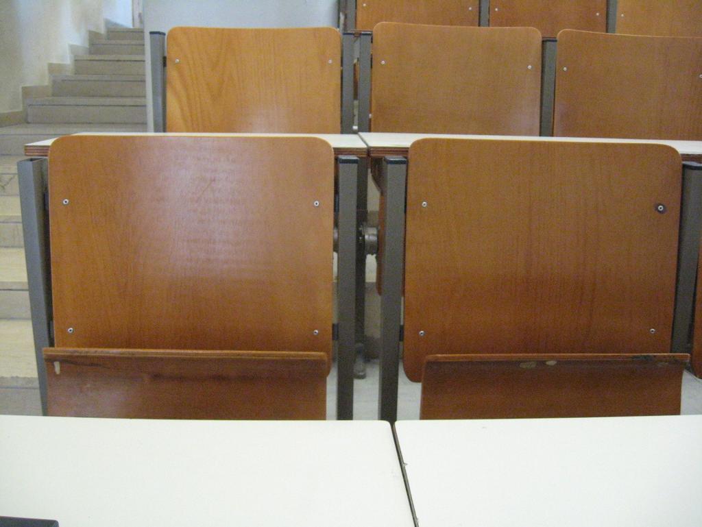Θεσσαλονίκη: 24/6/2019 Δ/ΝΣΗ ΤΕΧΝΙΚΩΝ ΕΡΓΩΝ ΤΕΧΝΙΚΕΣ ΠΡΟΔΙΑΓΡΑΦΕΣ Τα καθίσματα των Αμφιθεάτρων/Αιθουσών είναι κατασκευασμένα από ειδικό κοντραπλακέ, επενδεδυμένο με καπλαμά οξιάς.
