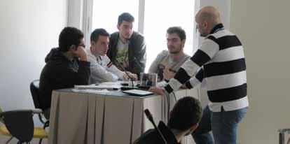 πολίτης ΤΙΤΑΝ Τις ομάδες συνεπικουρούσαν και συντόνιζαν ο Κώστας Ποδιάς, Υπεύθυνος Θαλάσσιων Μεταφορών του Τομέα Ελλάδος και ο Θεόδωρος Μπαλτάς, Προϊστάμενος Άλεσης και Ενσάκκισης, Λιμένος του
