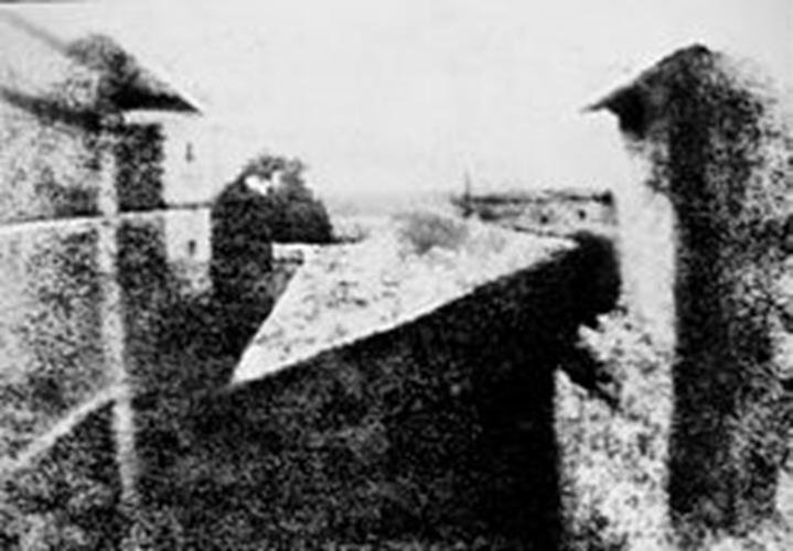 ) μια σταθερή εικόνα, την οποία ονόμασε (ηλιογραφία).