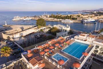 Το Alexandra Hotel βρίσκεται σε μικρή απόσταση με τα πόδια από την πλατεία Καζούλη, το αρχαιολογικό μουσείο και από διάφορα καταστήματα και ταβέρνες.