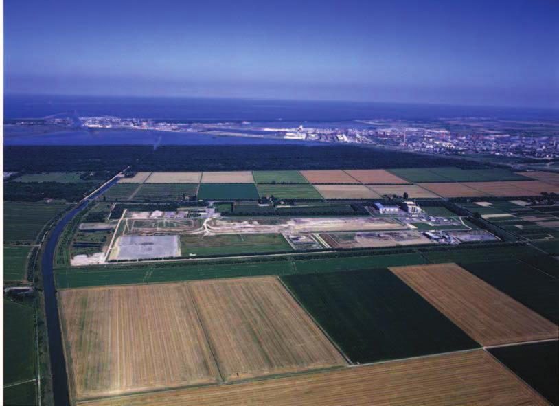 La Piallassa risulta delimitata a sud dall area industriale del porto di Ravenna, la quale rappresenta un evidente interruzione della continuità dei sistemi naturali.