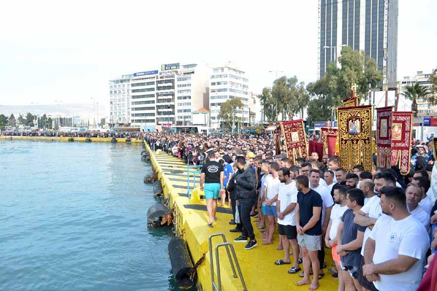 Εἰκόνα τῶν ἁγίων Θεοφανείων. Μάλιστα ὑπῆρχε καί ἄγημα ἀπό τόν Νεανικό Ὀρθόδοξο Σύνδεσμο (ΝεΟΣ) μέ τήν ἰδιαίτερη σημαία του.