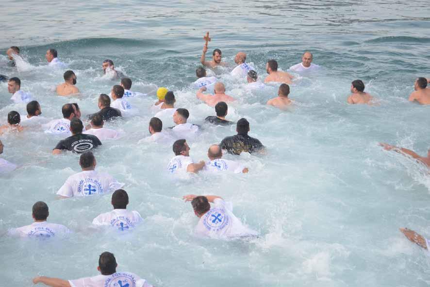 Ἀθανασίου Ἰωαννίδη. Στήν ἐξέδρα τοῦ κεντρικοῦ Λιμένος Πειραιῶς καί πρό τῆς Καταδύσεως τοῦ Τιμίου Σταυροῦ πανηγυρικό Λόγο ἐξεφώνησε ὁ Μακαριώτατος Ἀρχιεπίσκοπός μας κ.