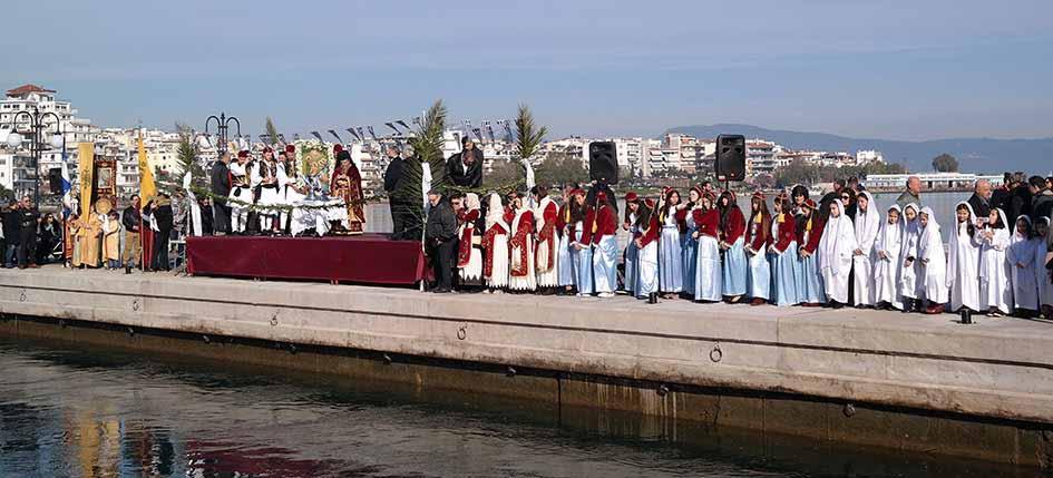 4 Η ΦΩΝΗ Τὰ Ἅγια Θεοφάνεια σὲ ἄλλες περιοχὲς ἑορτὴ τῶν Ἁγίων Θεοφανείων τὸ Σάββατο, 6/19- Η 1-2019, τελέσθηκε μὲ Κατάδυση τοῦ Τιμίου Σταυροῦ στὰ ὕδατα καὶ