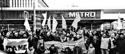 ρατσισμό, το σωβινισμό. Αλληλεγγύη στους πρόσφυγες, στους μετανάστες, αλληλεγγύη σε όλους τους λαούς.