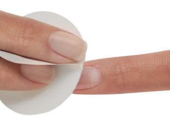 Με μια περιστροφική κίνηση, τραβήξτε το CND Remover Wrap και το προϊόν από το νύχι.