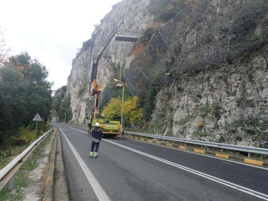 Συντήρηση των συστημάτων βραχοπροστασίας Πραγματοποιήθηκε συντήρηση των συστημάτων βραχοπροστασίας, όπως άδειασμα των φραχτών ανάσχεσης από παγιδευμένα βραχοτεμάχια και αποκατάσταση των διχτυών όπου