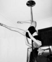 POLE DANCE BEGINNERS 1: Τα μωράκια pole dancers, δηλαδή όσες δεν έχουν ξανακάνει μάθημα! BEGINNERS 2: Όσες έχουν κάνει το Beg.