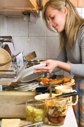 Υγιεινή της κουζίνας Οι πάγκοι της κουζίνας και οι επιφάνειες κοπής καθαρίζονται σχολαστικά πριν και μετά την προετοιμασία γευμάτων, καθώς και κατά την προετοιμασία, μεταξύ διαφορετικών ειδών