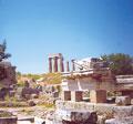 Οι ςωζϐμενοι εφτϊ μονολιθικού κύονεσ του αρχαώκοϑ δωρικοϑ ναοϑ τησ Κορινθιακόσ αγορϊ Σα κυριϐτερα κτύςματα που την περιβϊλλουν εύναι η νϐτια ςτοϊ, που ςχηματύζεται απϐ ςειρϊ ομοιϐμορφων καταςτημϊτων,