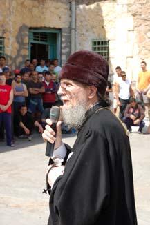 Ετσι λοιπόν, ὅταν ἦρθε ἡ ὥρα νὰ τοὺς ἀπευθύνει καὶ ἐκεῖνος λίγα λόγια Αγάπης, ἡ συγκίνηση ἦταν μεγάλη! Τὰ προσωπάκια τους ἀλλοιώθηκαν! Η σκληρή τους ἔκφραση μαλάκωσε!
