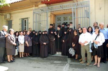 καὶ ἡ χαρά τους, διότι ὁ Σύλλογός μας μετὰ τὴν αἴτησι τῆς Κοινωνικῆς Λειτουργοῦ τῶν Φυλακῶν τῆς Αμφισσας, πρόσφερε στοὺς κρατούμενους Αδελφούς μας δύο μεταλλικὲς βιβλιοθῆκες ἀξίας 250 μὲ παρὰ πολλὰ