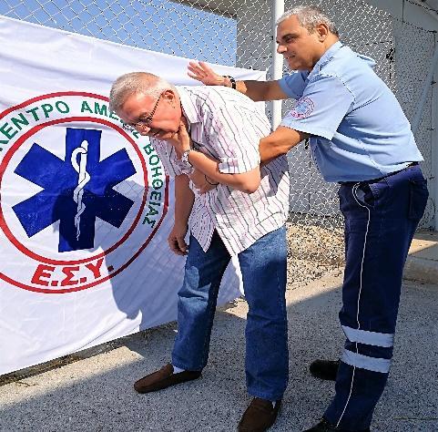 o Το βοθκάμε να ςκφψει μπροςτά και το χτυπάμε με τθ βάςθ