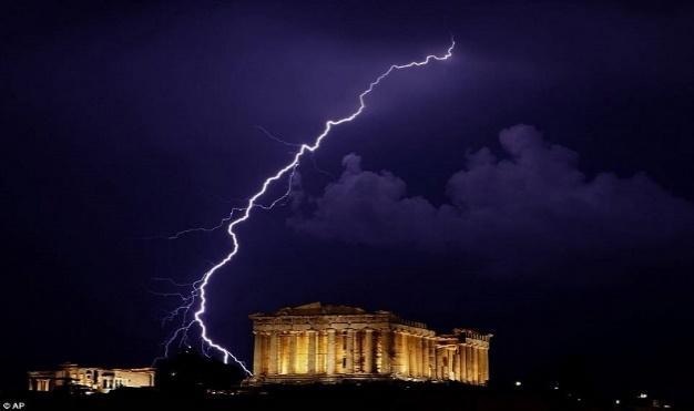 o Άμεςθ μεταφορά ςτο νοςοκομείο, χοριγθςθ Οξυγόνου. 23. ΘΛΕΚΤΟΡΛΘΞΙΑ,ΚΕΑΥΝΟΡΛΘΞΙΑ Θλεκτροπλθξία ονομάηεται θ δίοδοσ θλεκτρικοφ ρεφματοσ από το εςωτερικό του ανκρϊπινου ςϊματοσ.