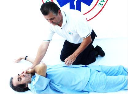 Βεβαιωνόμαςτε ότι τα πόδια του είναι ςε ευκεία γραμμι. Φζρουμε τα χζρια του ςε επαφι με τον κορμό. 2.