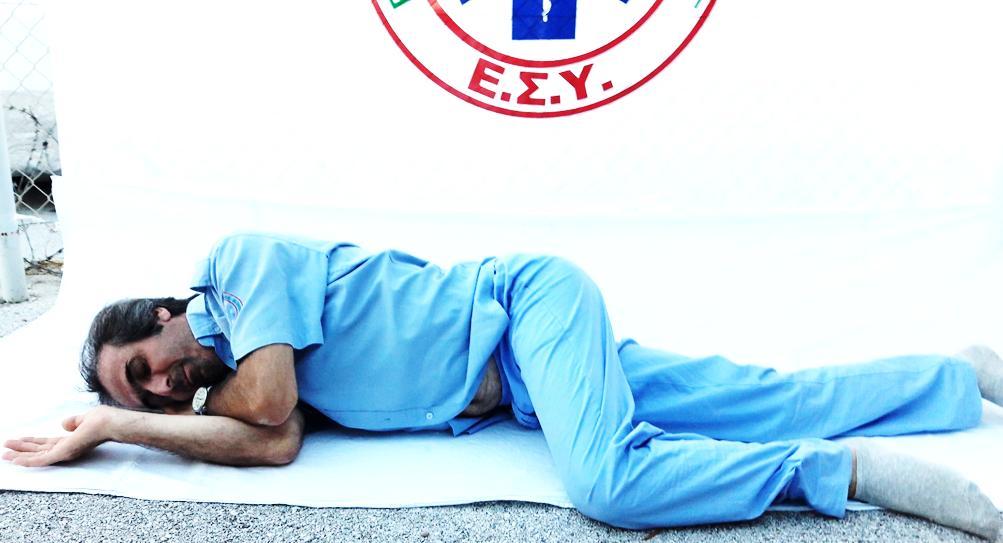 8. Φζρουμε το κεφάλι ςε ελαφρά ζκταςθ, ϊςτε να διατθρείται θ βατότθτα του αεραγωγοφ. 9.