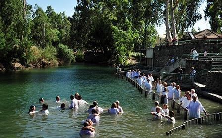 Κατά τθν μετάβαςι μασ προσ τον Ιορδάνθ ποταμό, κα επιςκεφκοφμε τθν Ιερά Μονι Μάρκασ και Μαρίασ των αδελφϊν του Λαηάρου και τθν ιερά Μονι των Αγίων Γεωργίου και Ιωάννου των Χοηεβιτϊν.