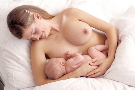 Η ωκυτοκίνη έχει ταυτόχρονες επιδράσεις στην μητέρα και το βρέφος,οι οποίες βοηθούν την αμοιβαία επικοινωνία τους.