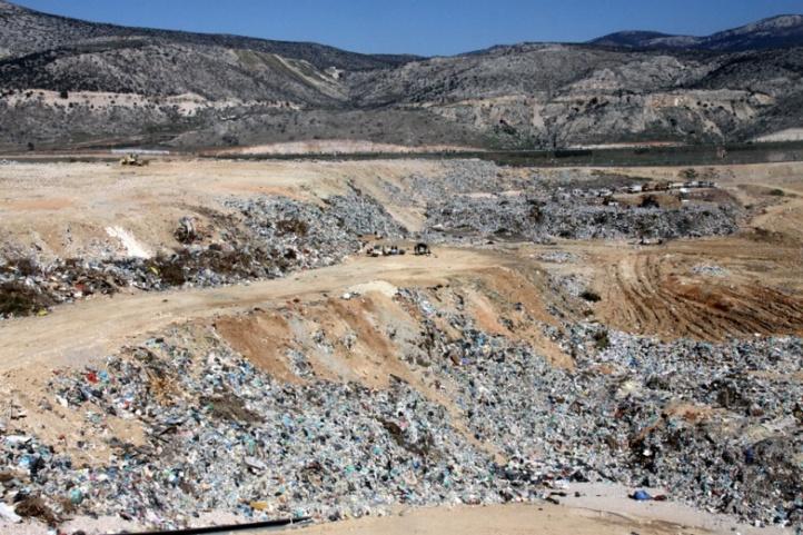 Για το Δήμο Αλίμου, φορέας διαχείρισης στερεών αποβλήτων είναι ο ΕΔΣΝΑ, ο οποίος είναι και υπεύθυνος για τις εργασίες, από τη μεταφόρτωση μέχρι και την τελική διάθεσ απορριμμάτων.
