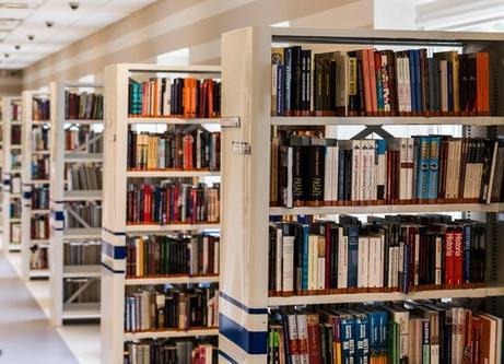 Ο/Η Υπεύθυνος της Βιβλιοθήκης μπορεί σε ειδικές περιπτώσεις και κατά την κρίση του, να δανείσει υλικό της Βιβλιοθήκης σε άτομα που δεν ανήκουν στην Πανεπιστημιακή Κοινότητα.