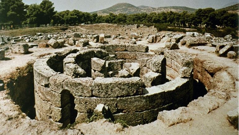 Νεολιθική Ελλάδα Χοιροκοιτία π. 10.000-3000 π.χ. Σέσκλο, Διμήνι, Χοιροκιτία (Κύπρος) Σέσκλο Κτίσμα τύπου «μεγάρου» ορθογώνιο κτήριο με 3 χώρους (προστώο, κεντρικό δωμάτιο με εστία-βοηθητικό χώρο).
