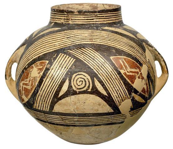 Στο ειδώλιοφυλακτό που κρέμεται στο λαιμό της μορφής, επαναλαμβάνεται το σταυροειδές σχήμα της. Διμήνι Θεσσαλίας π. 3500-3300 π.χ. Αγγεία με ζωγραφισμένη (κτενισμένη) διακόσμηση και εγχάρακτη αντίστοιχα Θεσσαλία π.