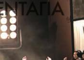 Στο θρυλικό Apollo Theater στο Χάρλεμ της Νέας Υόρκης βρέθηκαν μερικά από τα μεγαλύτερα ονόματα της πασαρέλας και όχι μόνο και έδωσαν το «παρών» τους για να