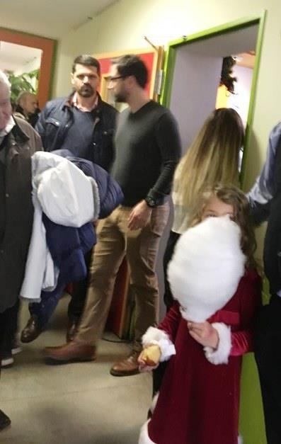 Eυχαριστούμε τον ταμία του συλλόγου γονέων και κηδεμόνων Μονάχου και περιχώρων Σάκη Σαββίδη ο οποίος καθ όλη τη διάρκεια της φιλανθρωπικής εκδήλωσης ετοιμάζε και πουλούσε " μαλλί της γριάς".