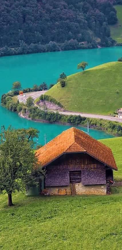 Η Ελβετία είναι μια πανέμορφη χώρα που προσελκύει κάθε χρόνο χιλιάδες επισκέπτες για να θαυμάσουν τα κατάλευκα βουνά με τα πανέμορφα τοπία, τις άψογα οργανωμένες χιονοδρομικές εγκαταστάσεις και τη