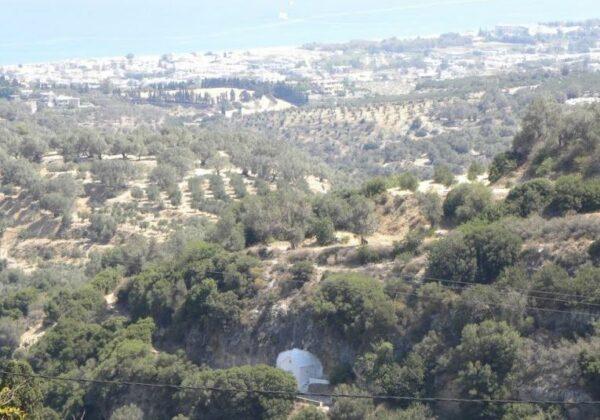 Τό Καθολικό δέν βρίσκεται, ὅπως συνηθίζεται, στό κέντρο τοῦ κτιριακοῦ συνόλου, ἀλλά ἐντελῶς ἔξω ἀπό αὐτό, στό ὑψηλότερο νοτιοανατολικό σημεῖο τοῦ ἱεροῦ βράχου, πολύ κοντά στόν γκρεμό, ὁ ὁποῖος