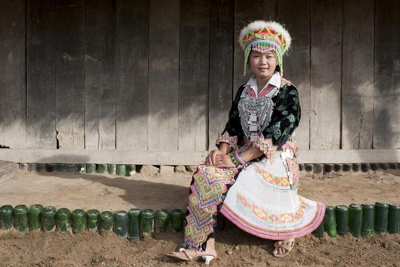 Φυλές Βορείου Λάος Η φυλή των Χμονγκ αποτελεί μία πολυάριθμη τοπική φυλή που απλώνεται σε διάφορες χώρες της νοτιοανατολικής Ασίας, Το μεγαλύτερο κομμάτι του πληθυσμού τους εντοπίζεται στη νότια Κίνα