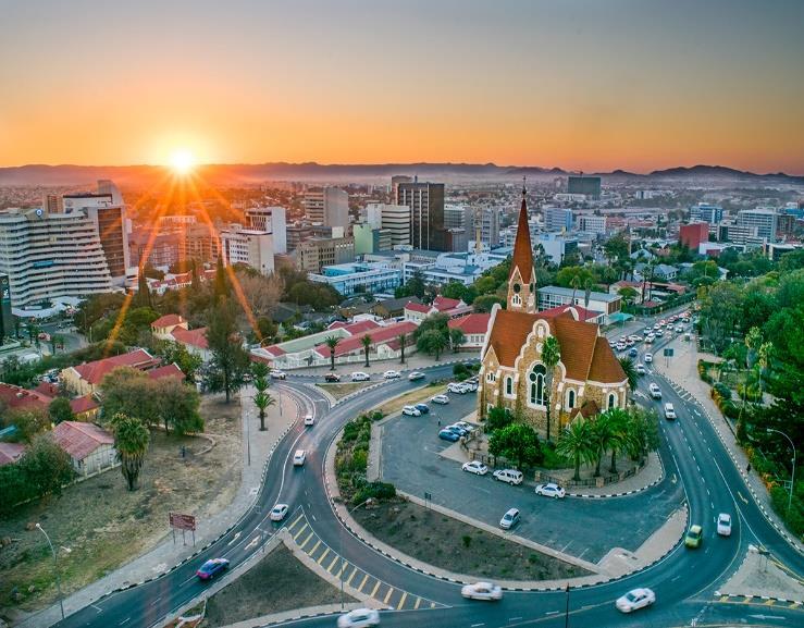 Η πρώτη αίσθησή μας σε αυτήν την πόλη είναι ότι έχουμε προσγειωθεί στην Ευρώπη: βρισκόμαστε στην πρωτεύουσα Βίντχουκ (Windhoek), σε υψόμετρο 1.