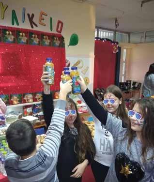 Σε εκδήλωση που έγινε στο Παιδικό Χωριό SOS της Βάρης την παραμονή της έναρξης της σχολικής χρονιάς 2018-2019, παιδιά και εργαζόμενοι, ολοκλήρωσαν την πρωτοβουλία «ΣΧΟΛΙΚΑ ΧΑΜΟΓΕΛΑ», παραδίδοντας σε