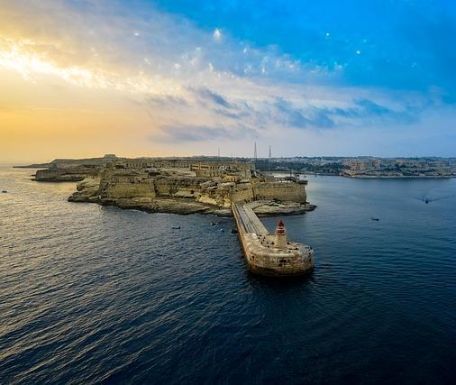 Πόλη επιβλητική, χτισμένη από τους κορυφαίους μηχανικούς της εποχής για τους Ιωαννίτες Ιππότες το 1566, υπό την αιγίδα της Unesco από το 1980.