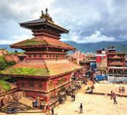 Το Κατμαντού βρίσκεται στην ομώνυμη Κοιλάδα, η οποία περιλαμβάνει δύο ακόμα σημαντικές πόλεις, τις Πατάν και Μπακταπούρ.