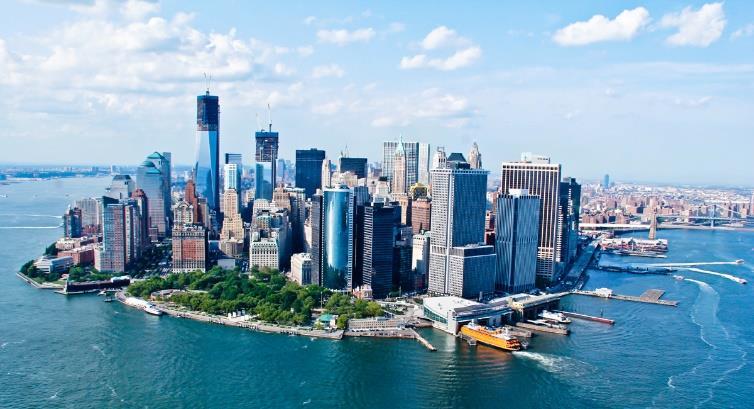 Ελευθερίας επάνω στο Liberty island στο βάθος του ορίζοντα.