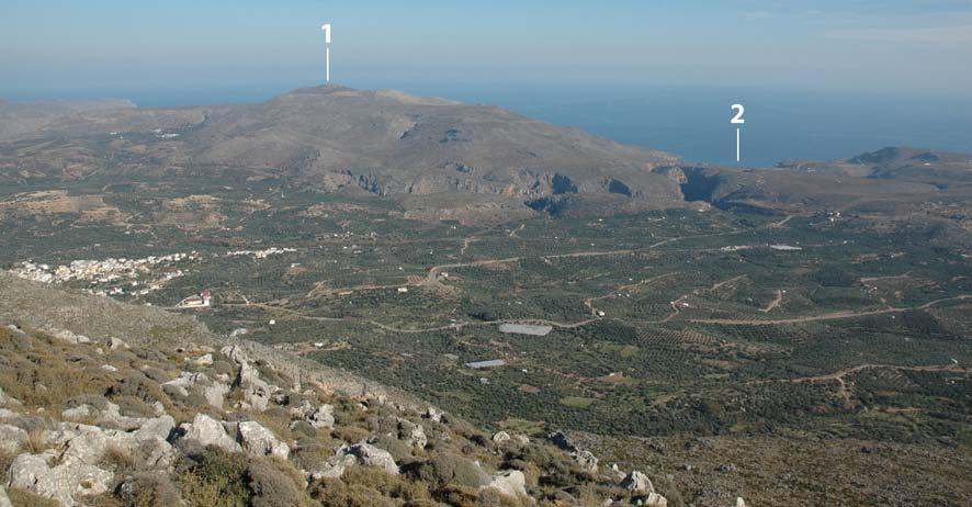 ΛΕΩΝΙΔΑΣ ΒΟΚΟΤΟΠΟΥΛΟΣ 3 Εικ. 1. Ο ορεινός όγκος του Τραόσταλου και η λοφώδης ζώνη της Πάνω Ζάκρου. Όπου 1: το ιερό κορυφής 2: ο όρμος της Κάτω Ζάκρου. Από Δ / ΝΔ.