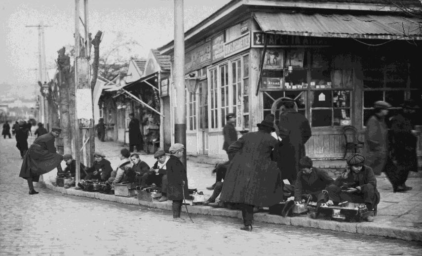 ΦΩΤΟΓΡΑΦΙΑ 1: Θεσσαλονίκη Λούστροι στο πεζοδρόμιο της οδού Εθνικής