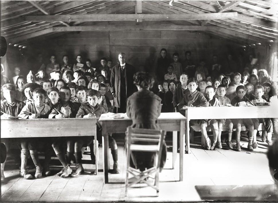 gl/kz6x1v Περιγραφή: Προσφυγόπουλα την ώρα του μαθήματος σε σχολείο του συνοικισμού Βύρωνα, στην περιοχή Παγκρατίου, 1923-1924