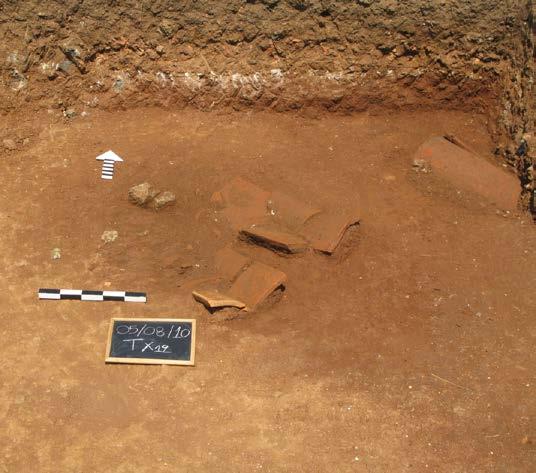 Πάνω από τη μία ταφή βρέθηκαν τμήματα σπασμένου αμαυρόχρωμου ανοιχτού αγγείου, ενώ σε μικρή απόσταση από άλλη βρέθηκε ολόκληρη αμαυρόχρωμη πρόχους, η οποία χρονολογείται στα υστερορωμαϊκά