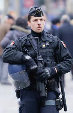 Γάλλοι αξιωματούχοι επιμένουν πως η απειλή τρομοκρατικών ενεργειών με δράστες τζιχαντιστές παραμένει πολύ υψηλή.