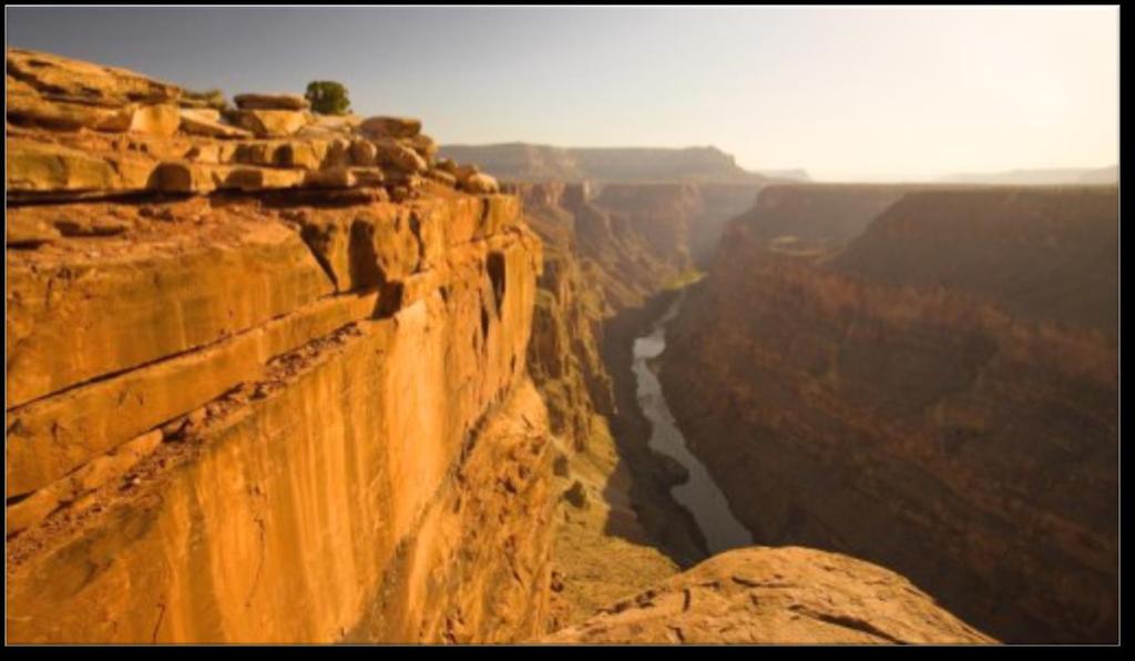 Grand Canyon Το Grand Canyon, αυτό το μεγαλόπρεπο σκηνικό µε τις αλλεπάλληλες χαράδρες, τα απόκρημνα τοιχώματα και τους θεόρατους βράχους µε τις αλλόκοτες µορφές, διαµορφώθηκε από τη διάβρωση που