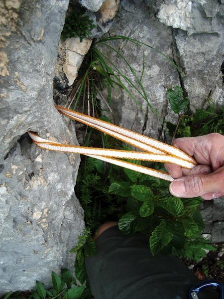 Διαμπερή βράχου (rock tunnels, Sanduhr) Πολυκατευθυντική ασφάλεια Περνάμε κορδονέτο/ιμάντα από τρύπα στον βράχο Βοηθάει ο