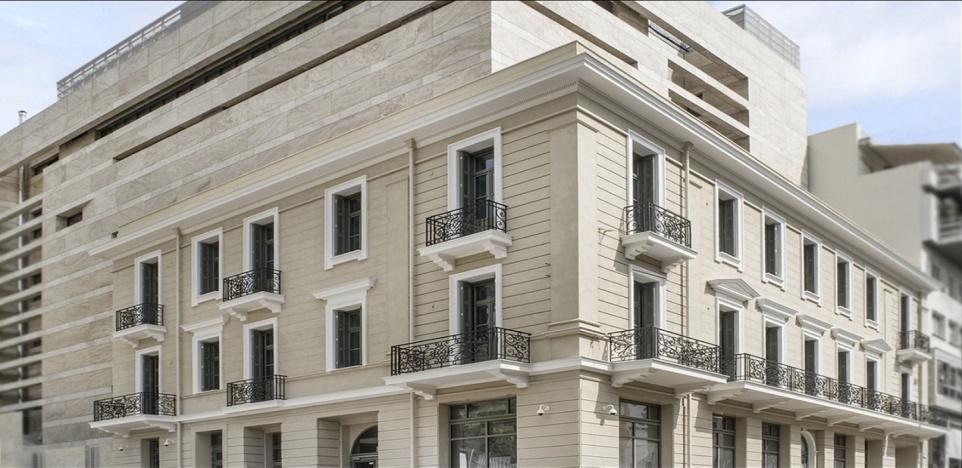 Παρουσιάζονται πάνω από 20 μικρά και μεγάλα διοράματα (τρισδιάστατες απεικονίσεις σκηνών), κατασκευασμένα από φιγούρες και εξαρτήματα PLAYMOBIL, τα οποία απεικονίζουν σκηνές από την καθημερινή ζωή