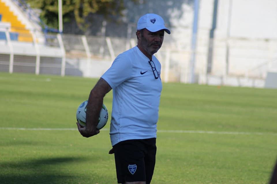 Ο προπονητής μας Ο κος Δημήτρης Αρναούτης γεννήθηκε στις 28-11-1963 και στην καριέρα του σαν ποδοσφαιριστής αγωνίστηκε στη μεσαία γραμμή σε αρκετές ομάδες μεταξύ των οποίων και στο Κερατσίνι,αλλά και