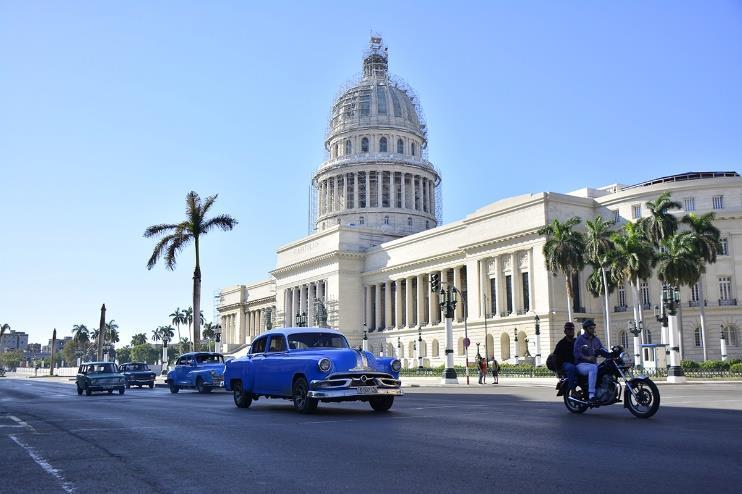 Σειρά έχει η Μαλεκόν, η θρυλική παραλιακή οδός, απ' όπου θα θαυμάσουμε το ξενοδοχείο Νασιονάλ και τη συνοικία Centro με τα μελαγχολικά κτίρια, που στέκονται μάρτυρες στις δεκαετίες με τα δραματικά