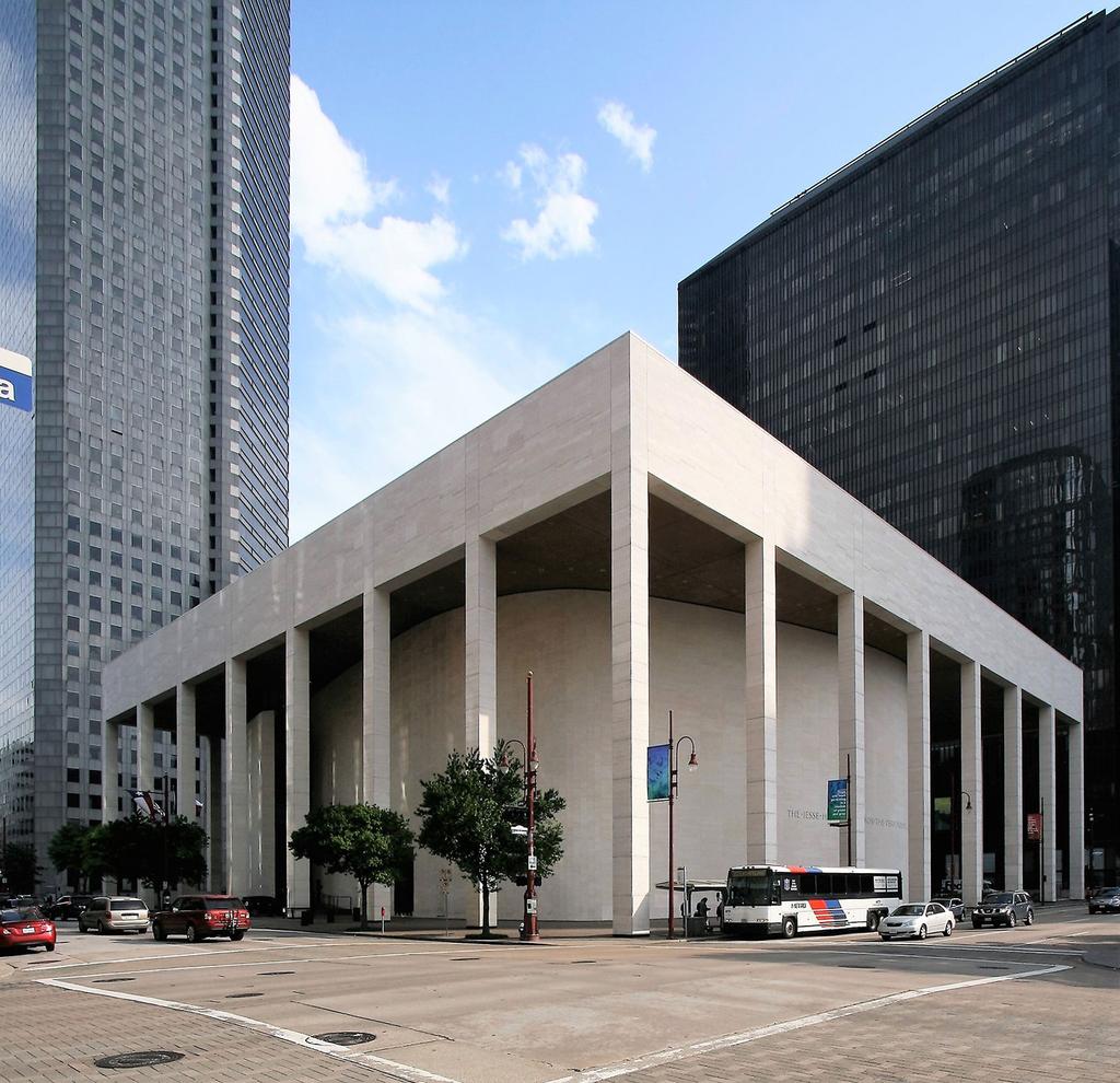 To Jones Hall for the Performing Arts στο Χιούστον (Caudill-Rowlett-Scott, 1966) και αριστερά του