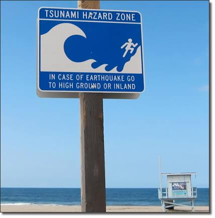Αν γίνει σεισμός ενώ βρίσκεστε δίπλα στη θάλασσα Παρότι δεν προκαλούν τσουνάμι όλοι οι σεισμοί μείνετε σε εγρήγορση. Παρατηρείστε αν υπάρχει σημαντική αύξηση ή πτώση της στάθμης του ύδατος.