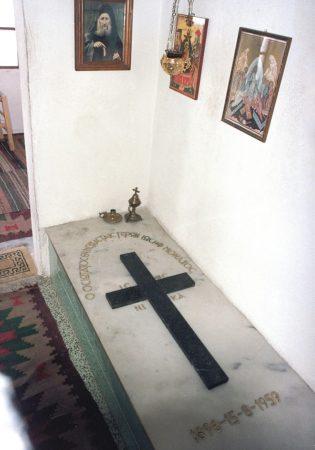 Όλη η ζωή του Γέροντος Ιωσήφ θυμίζει τους παλαιούς ασκητές της ερήμου. Ήταν ανδρείος πολεμιστής εναντίον των παθών και βίαζε εαυτό του σε αφάνταστο βαθμό.